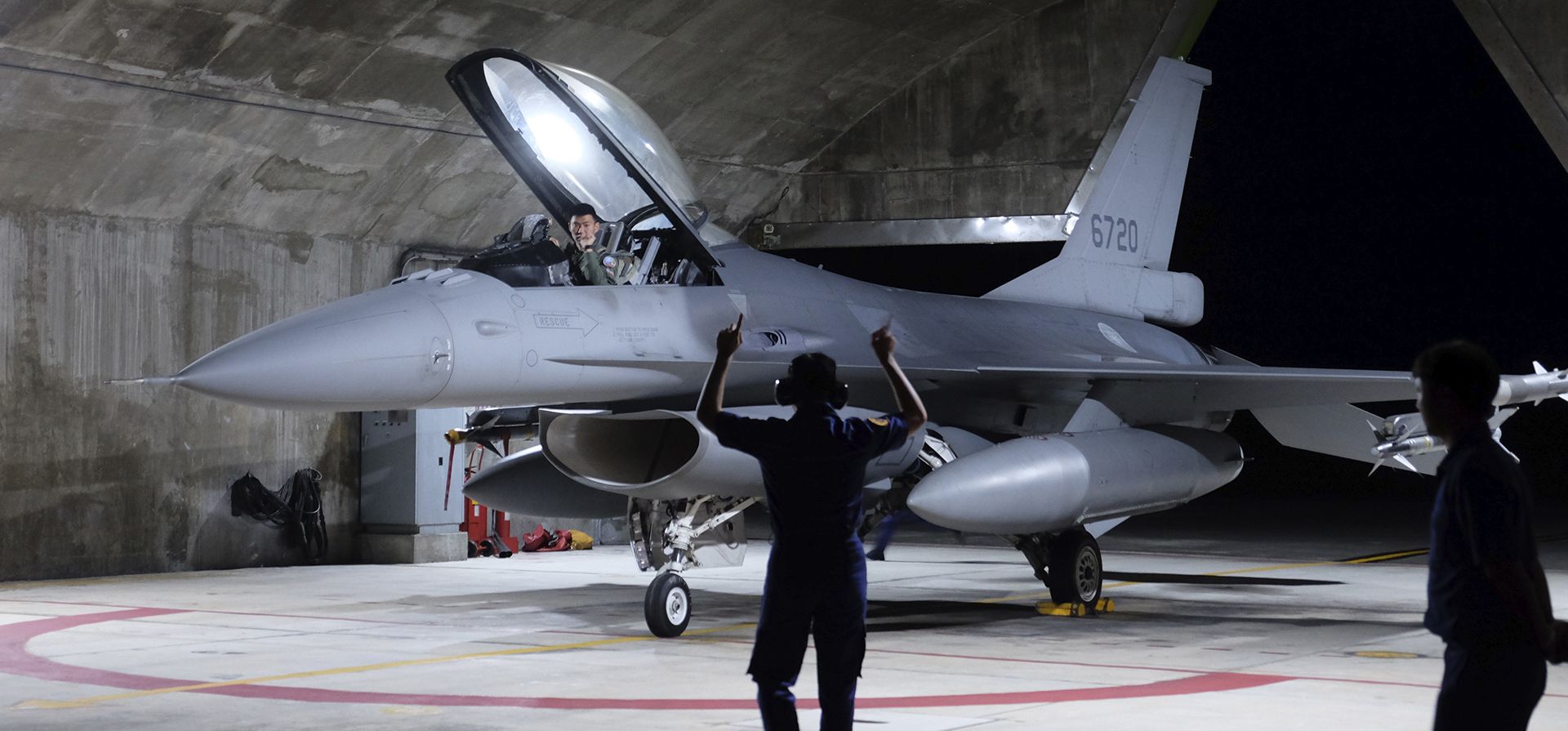 Un avión de combate F16V de la fuerza aérea taiwanesa participa en un simulacro nocturno desde la base aérea de Hualien en el condado de Hualien, en el sureste de Taiwán, el miércoles 17 de agosto de 2022. Taiwán está organizando ejercicios militares para mostrar su capacidad para resistir la presión china para aceptar el control político de Beijing sobre la isla.