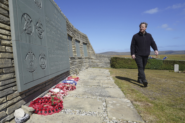 David Cameron visitó el cementario británico de San Carlos