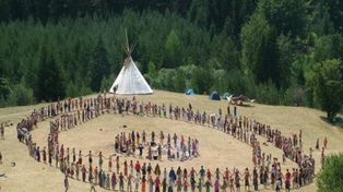 Un grupo nudista acampa en la cima de un monte y practica sexo libre sin respetar las restricciones