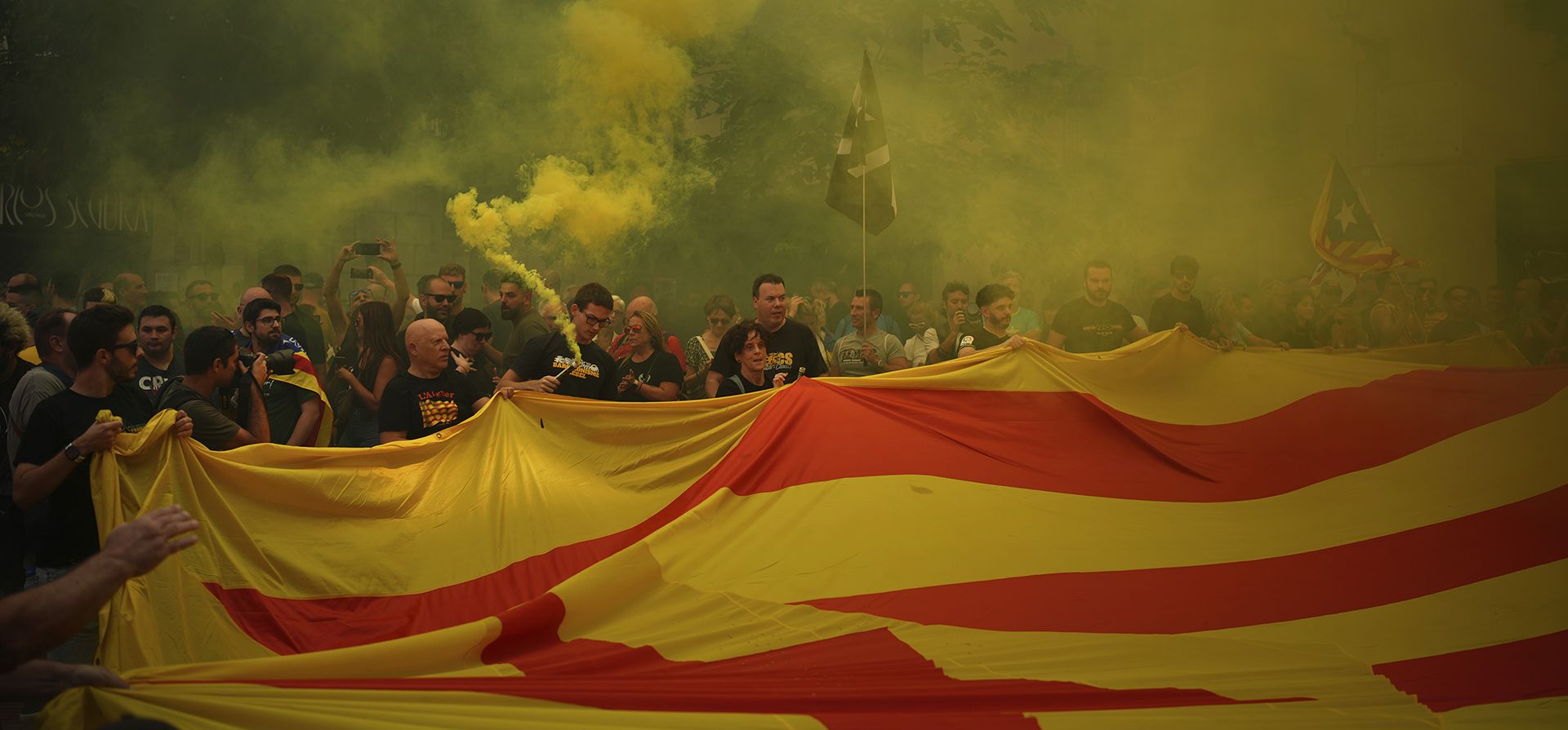 Manifestantes sostienen banderas independentistas y bengalas durante el Día Nacional Catalán en Barcelona, España, el lunes 11 de septiembre de 2023. El tradicional 11 de septiembre, llamado "Diada", marca la caída de la capital catalana ante las fuerzas españolas en 1714. (Foto AP /Emilio Morenatti) Manifestantes sostienen banderas independentistas y bengalas durante el Día Nacional Catalán en Barcelona, España, el lunes 11 de septiembre de 2023. El tradicional 11 de septiembre, llamado "Diada", marca la caída de la capital catalana ante las fuerzas españolas en 1714. (Foto AP /Emilio Morenatti)