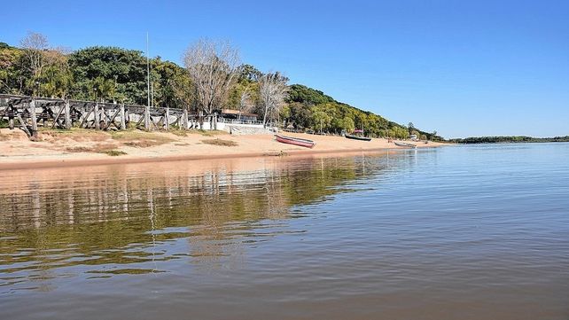 El calor incrementa las ganas de meterse al río Paraná
