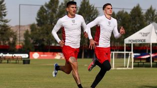 Nicolás Castro (izquierda) estuvo en el banco ante Banfield y este jueves podría volver a la titularidad.