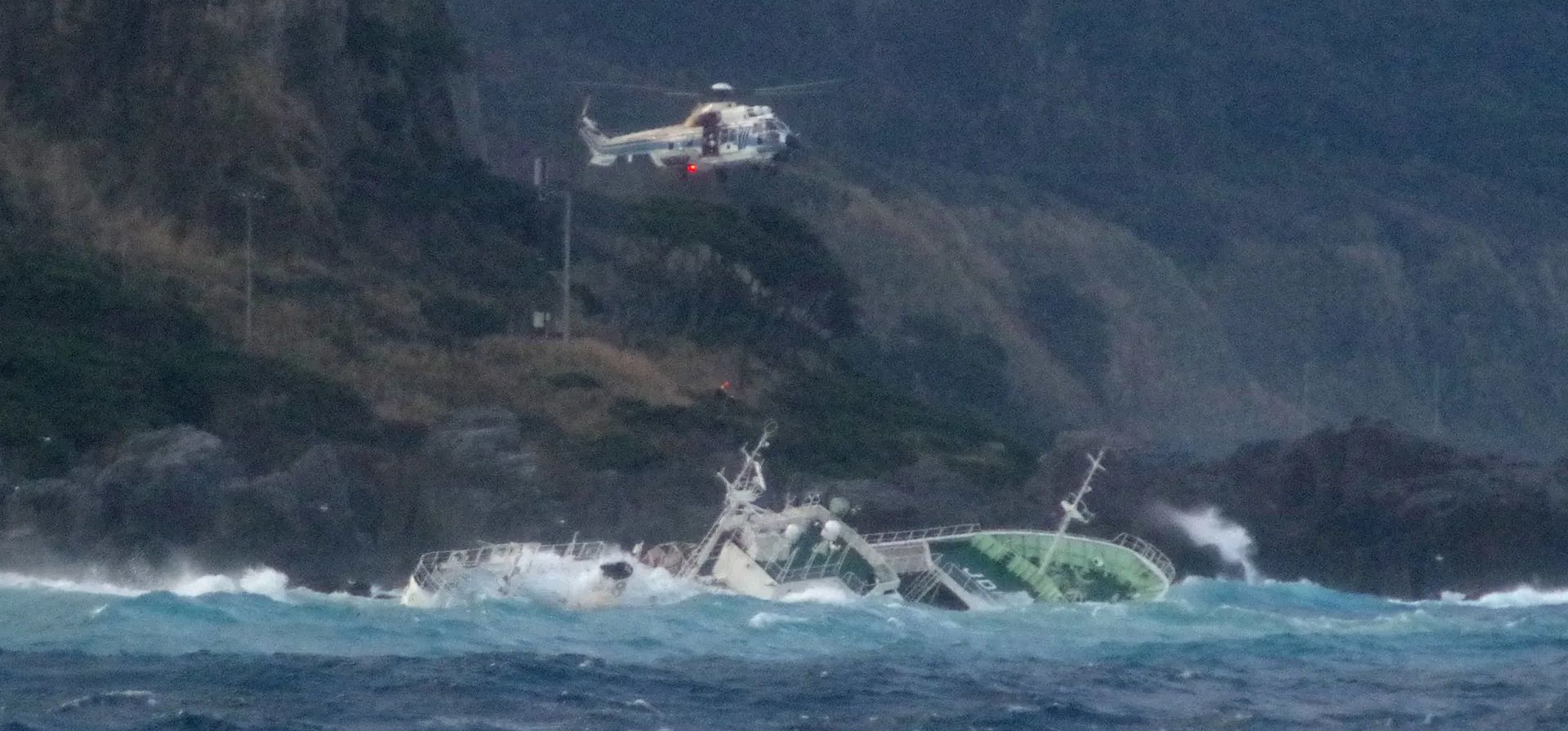 Un helicóptero lleva a cabo una operación de rescate después de que un barco perdiera potencia y quedara a la deriva entre rocas en un mar embravecido. Una persona sigue desaparecida pero otras 24 fueron rescatadas, Isla Kozushima, Japón. Fotografía: Guardia Costera de Japón/AFP/Getty Images Un helicóptero lleva a cabo una operación de rescate después de que un barco perdiera potencia y quedara a la deriva entre rocas en un mar embravecido. Una persona sigue desaparecida pero otras 24 fueron rescatadas, Isla Kozushima, Japón. Fotografía: Guardia Costera de Japón/AFP/Getty Images