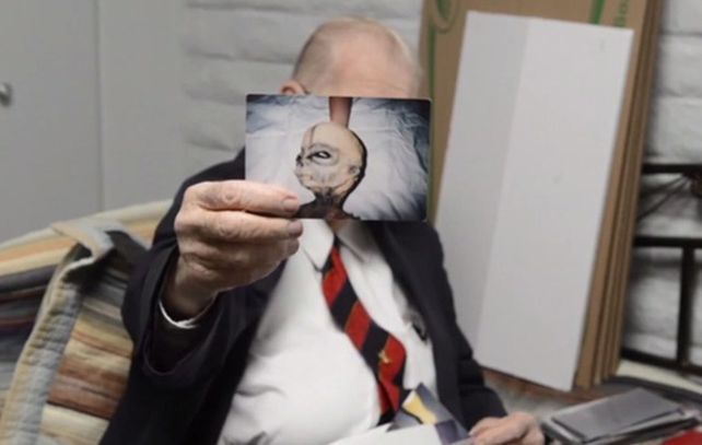 Boyd Bushman exhibe una fotografía donde se exhibe a un supuesto extraterrestre.