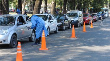 Larga hilera de autos en el debut del operativo Auto Test Covid 19 en el Parque Independencia. Larga hilera de autos en el debut del operativo Auto Test Covid 19 en el Parque Independencia.