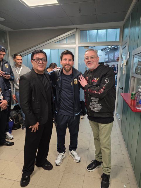 Messi saludó a los artistas en los pasillos del Monumental.