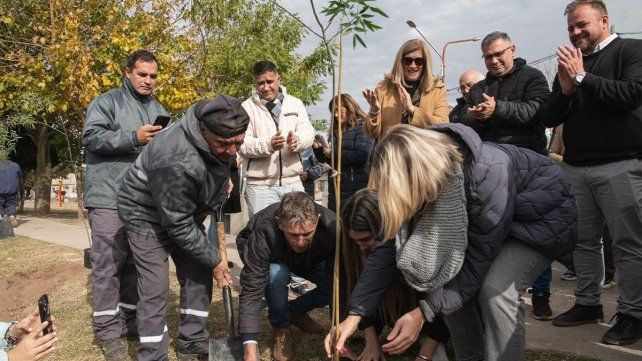 La Municipalidad de Paraná celebró el aniversario de la ciudad plantando árboles.