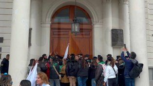 Hubo tensión en las puertas de la Casa de Gobierno
