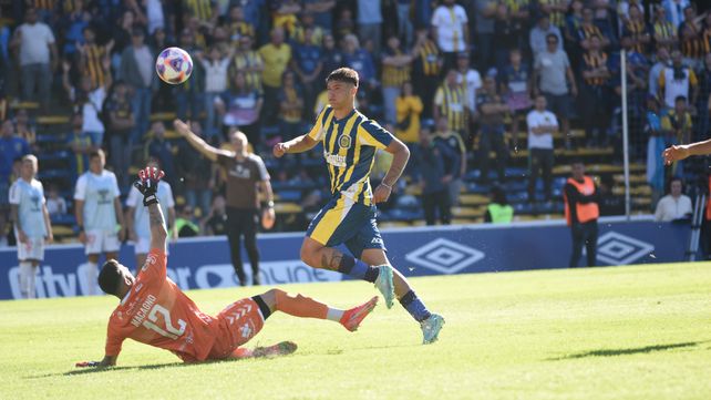 Sutileza. Alejo Veliz la pincha por encima de Macagno y marca el 3-0 de Central sobre Platense.