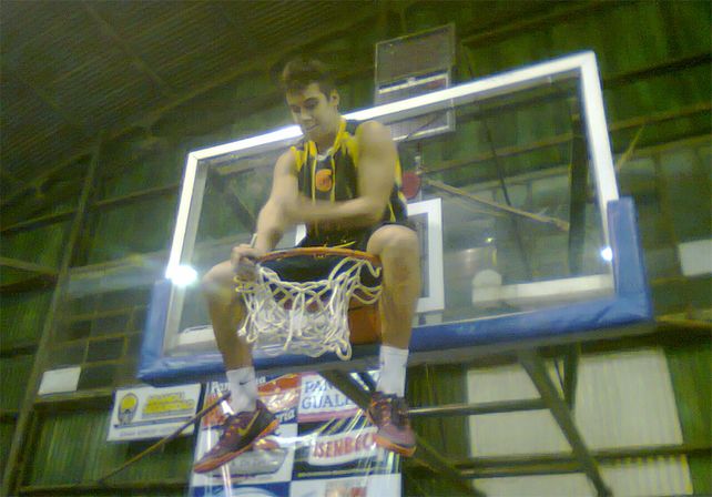 El base Facundo Ortiz cortando las redes en cancha de BH.