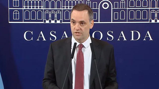 El vocero presidencial confirmó que se revisan contratos y se suspende la pauta oficial.