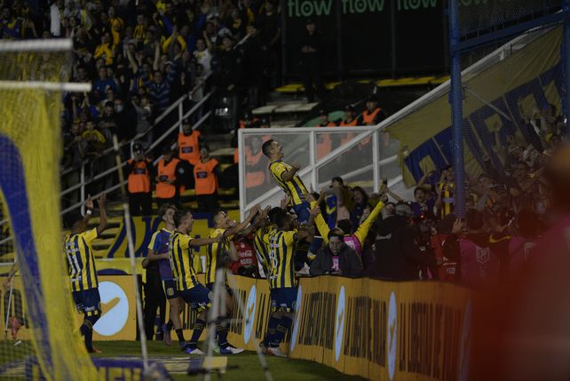 El último grito de Ruben con la camiseta de Central, el día de su despedida. Fue 3-1 ante Estudiantes.