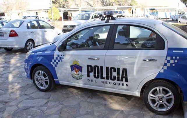 La policía neuquina participó del operativo para rescatar la pick-up con el niño adentro.