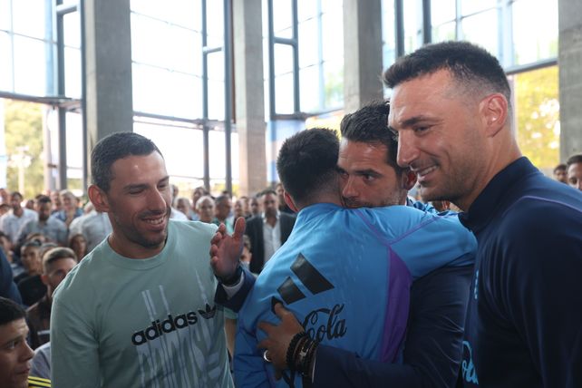 Maxi Rodríguez, Gago que recibe el abrazo de Messi y el DT Lionel Scaloni.