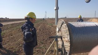 El tendido eléctrico de 33 kilovatios tendrá una extensión de 35,5 kilómetros y beneficiará a unos 12.000 usuarios de cinco localidades del sur santafesino.