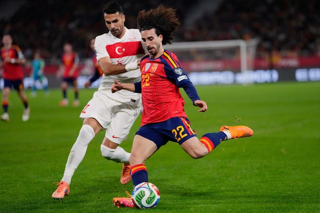 Cucurella intenta enviar un centro ante la marca de Celik. A España le alcanzó con la igualdad y ya piensa en el Mundial.&nbsp; 