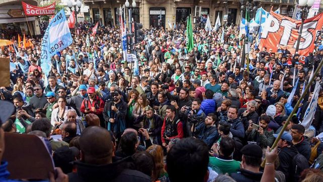 Masiva manifestación contra el gobierno nacional frente a la sede de la Bolsa de Comercio