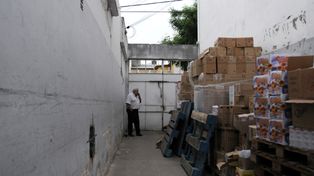 Una banda de asaltantes vestidos con uniformes de la policía robó un depósito en la zona oeste