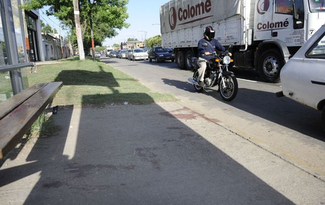 Garita. Fabio Barbona esperaba el 153 en la garita de Pellegrini y Gutemberg cuando fue atacado por un motociclista.