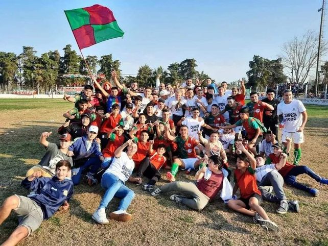 En el césped. El verdirrojo festejó en su cancha pese a la derrota por 2-1 sobre la hora ante la academia de Sastre en el segundo partido decisivo. Futbolistas y jóvenes hinchas se unieron en la celebración.