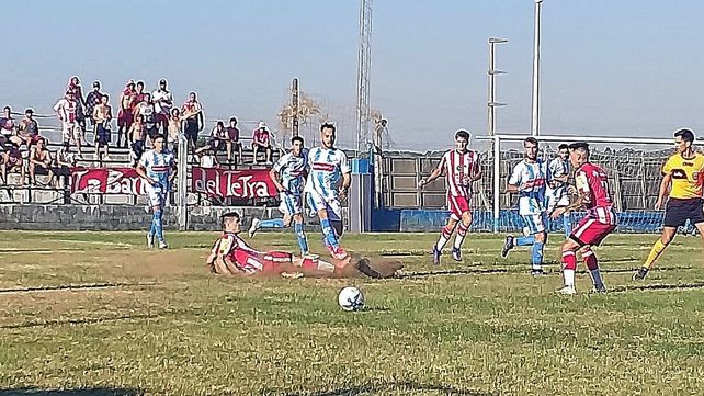 Atlético Paraná derrotó a Belgrano y está en carrera.