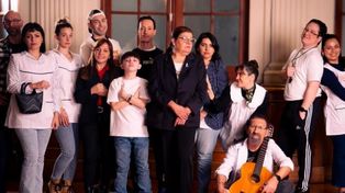 Sarmiento salió del grupo, una obra que ironiza sobre el chat de mamis y papis