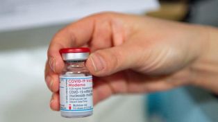 Moderna afirma que las partículas de acero halladas en sus vacunas no son riesgosas