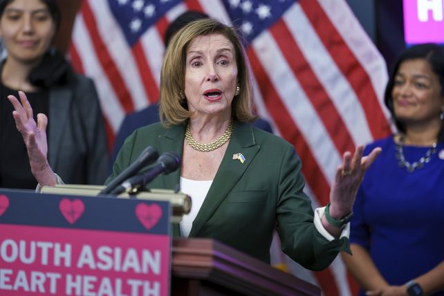 Nancy Pelosi (demócrata por California), presidenta de la Cámara de Representantes, explica el acuerdo bipartidista para fabricar chips con empresas afincadas en los Estados Unidos en respuesta al monopolio de China. 