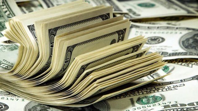 Para dólar tarjeta se aplicará una percepción del 100% por adelanto del impuesto a las Ganancias y otra de 25% por Bienes Personales.