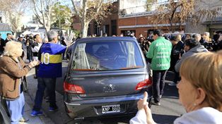 Maradona despidió los restos de su padre rodeado del afecto de amigos y familiares