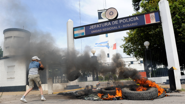 El paro policial en Santa Fe fue una réplica de las protestas que se iniciaron en Córdoba y se repitieron en otras provincias con el común denominador de reclamar una recomposición salarial.&nbsp;Foto: Héctor Rio/ La Capital