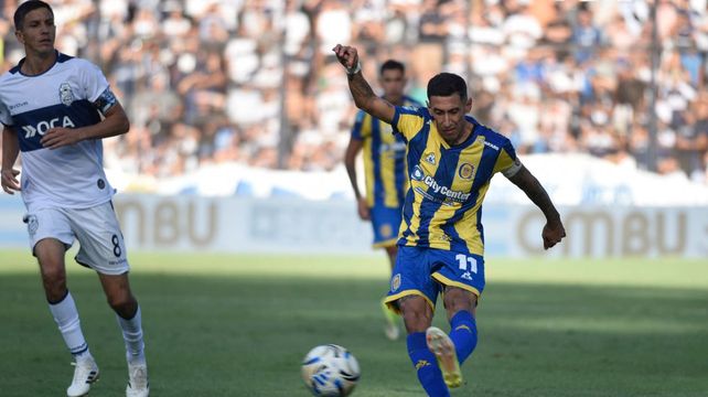 Ángel Di María ensaya un remate. No tuvo gran incidencia y dijo que en el primer tiempo Central estaba en modo clásico. Y que Jorge Almirón los advirtió.