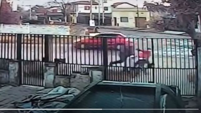 La mujer es arrastrada por dos hombres que tratan de llevarla por la fuerza a una Peugeot Partner blanca que está a metros del hecho. (Foto: captura de video)
