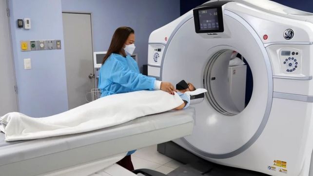La demora en la entrada al país de insumos estratégicos para el sector de la salud está generando una interrupción en el suministro de prestaciones médicas.