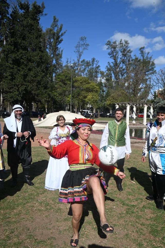 Colectividades: la fiesta de la ciudad llega a pura pasión atravesada por el Mundial 2022