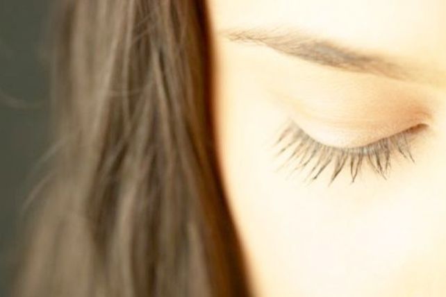 ¿A qué se deben los temblores en los párpados?