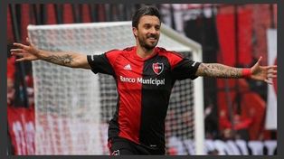 Ignacio Scocco y uno de los tantos festejos con la camiseta de Newells. En el Parque lo esperan.