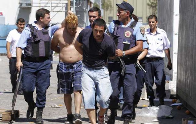Marche preso. La policía cordobesa intensificó ayer la búsqueda y la detención de los saqueadores.