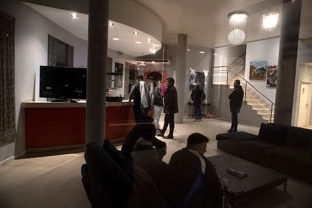 Allanaron el hotel de la localidad bonaerense de Canning donde se aloja la tripulación del avión de bandera venezolana retenido en el aeropuerto internacional de Ezeiza.