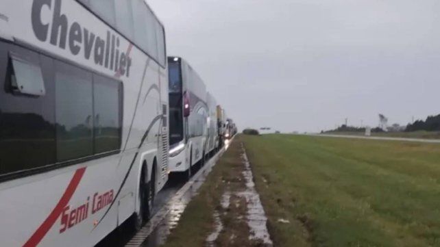 Colectivo de Paraná quedó varado en Ruta 9 en medio de las inundaciones