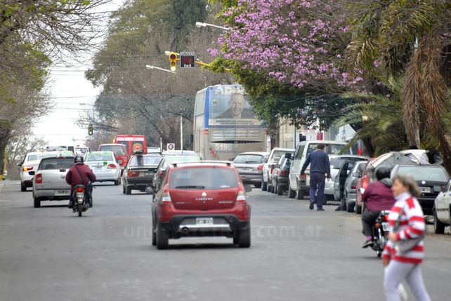 Semáforos intermitentes en calle Carbó
