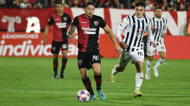 Armando Méndez trepa por derecha y llegó un par de veces.