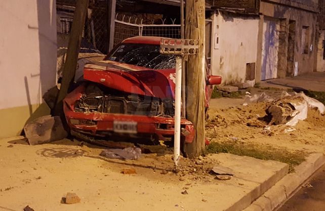 Así quedó el auto después de despistar