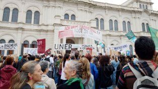 En el paro, docentes, no docentes y estudiantes universitarios repudiaron el desfinanciamiento de universidades. El poder adquisitivo es similar al de 2002