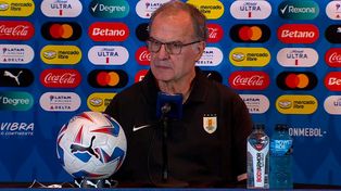 Un reconocimiento absolutamente merecido por la trayectoria de Luis Suárez, dijo Bielsa sobre la ovación que recibió el delantero.