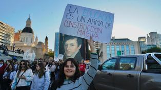 La Marcha Federal Universitaria en Rosario, en fotos: los carteles más ingeniosos de la protesta