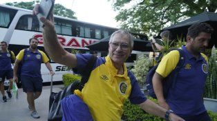Ariel Holan arriba al hotel de la concentración auriazul en Santiago del Estero y saluda a los hinchas presentes.