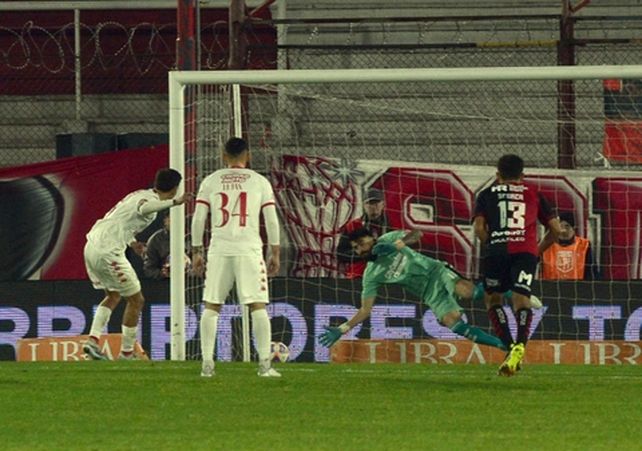 En junio de 2023, Huracán y Newell's empataron 1-1 en Parque Patricios. Lucas Hoyos tapó un penal en el final del partido.