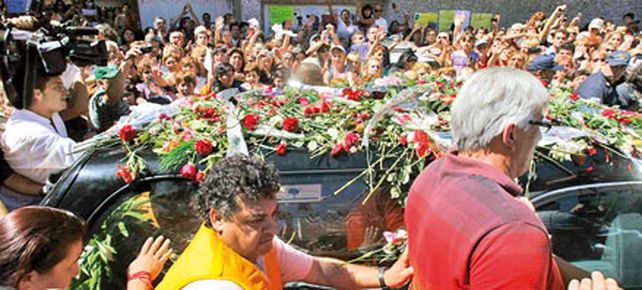 Sandro fue inhumado en Longchamps en medio de un multitudinario adi&oacute;s