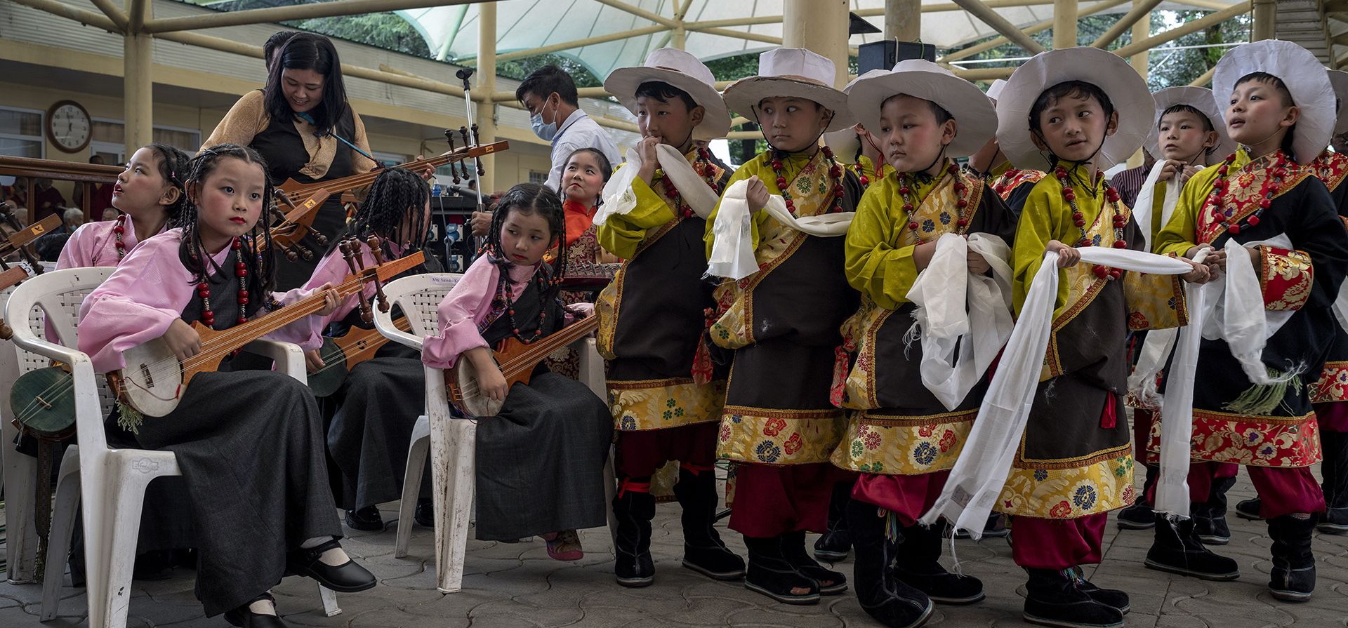 Niños tibetanos en el exilio esperan para actuar en una reunión para conmemorar el 62° aniversario de la fundación del parlamento tibetano en el exilio en Dharmsala, India, el viernes 2 de septiembre de 2022. Los tibetanos celebran este día como el Día de la Democracia.